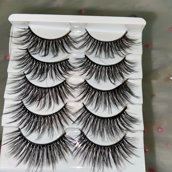 Lashes - Picture 3 of 8